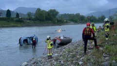 Das Fahrzeug samt Leichnam konnte aus dem Inn geborgen werden. (Bild: zoom.tirol, Krone KREATIV)