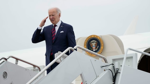 Der US-Präsident ist sonst viel mit der Air Force One unterwegs. Wegen einer drohenden innenpolitischen Krise verkürzt er aber seine anstehende Reise. (Bild: ASSOCIATED PRESS)