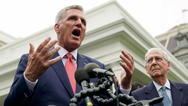 Kevin McCarthy, Sprecher des Repräsentantenhauses und Mitch McConnell, Minderheitsführer im Senat, wollen einer Anhebung der Schuldengrenze nicht ohne weiteres zustimmen. (Bild: ASSOCIATED PRESS)