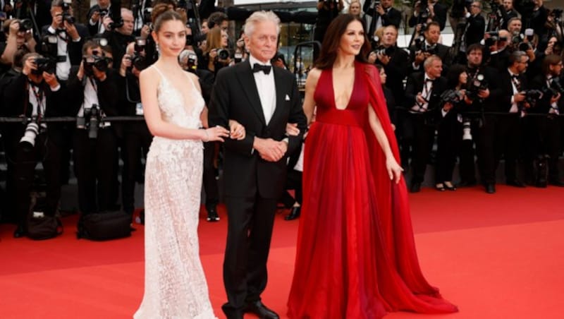 Catherine Zeta-Jones und Tochter Carys waren die Hingucker bei der Eröffnung der 76. Filmfestspiele von Cannes. (Bild: APA/Joel C Ryan/Invision/AP)