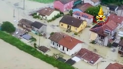 Unwetter haben Italien fest im Griff, viele Städte - wie Cesena (im Bild) - stehen unter Wasser. (Bild: AP)