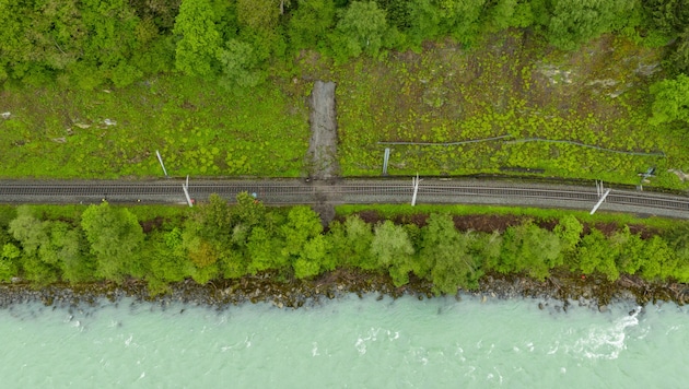 Der Hangrutsch sorgt aktuell für eine Sperre auf der Zugverbindung zwischen Roppen und Imst-Pitztal. (Bild: Liebl Daniel/zeitungsfoto.at)