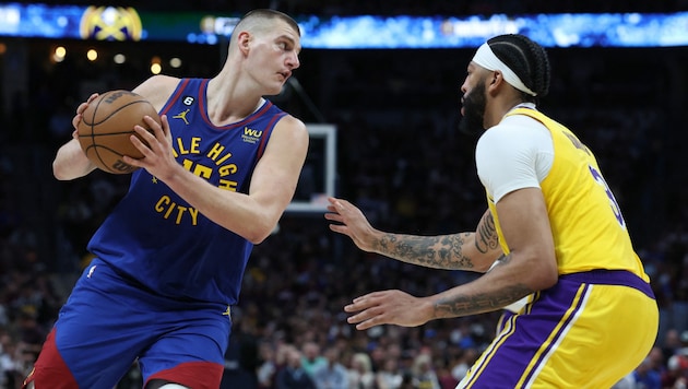 Nikola Jokic (l.) im Duell mit Anthony Davis (Bild: AFP/GETTY IMAGES/MATTHEW STOCKMAN)