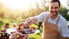 Ein gut bestückter Grillteller gehört für viele zum Sommerfest.  