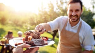 Ein gut bestückter Grillteller gehört für viele zum Sommerfest.  