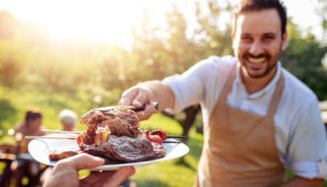Ein gut bestückter Grillteller gehört für viele zum Sommerfest.  