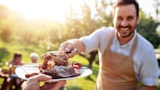 Ein gut bestückter Grillteller gehört für viele zum Sommerfest.  
