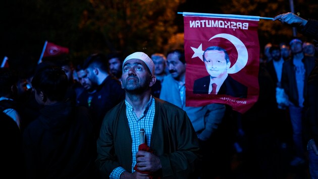 Oppositionelle wollen gegen Wahlergebnis in der Türkei vorgehen. (Bild: AP)