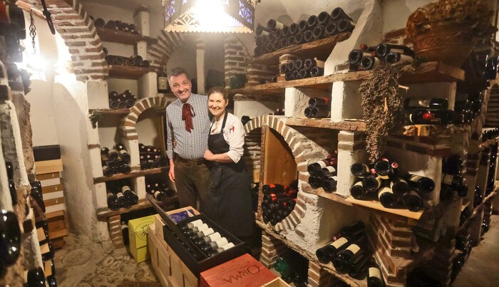 Traudis Mann Anton ist der Herr über den beeindruckenden Weinkeller des Gasthauses.
