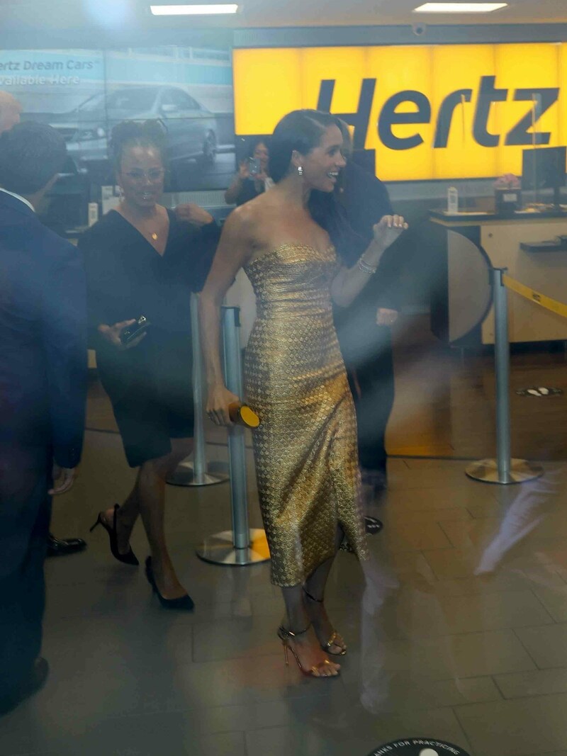 Herzogin Meghan durchquert mit ihrer Mama Doria im Schlepptau das Hertz-Büro in New York. (Bild: www.PPS.at)