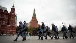 Vertreter der gefürchteten russischen Nationalgarde tummeln sich im Moskauer Stadtzentrum. (Bild: APA/AFP/Natalia KOLESNIKOVA)