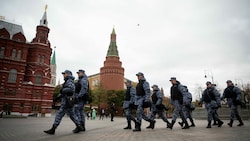 Nationalgardisten vor dem Kreml in Moskau - die von Putin aufgebaute Nationalgarde soll ihm seine Macht sichern. (Bild: APA/AFP/Natalia KOLESNIKOVA)