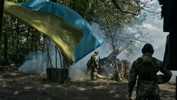 Ukrainische Truppen feuern auf russische Stellungen bei Bachmut. (Bild: AP)