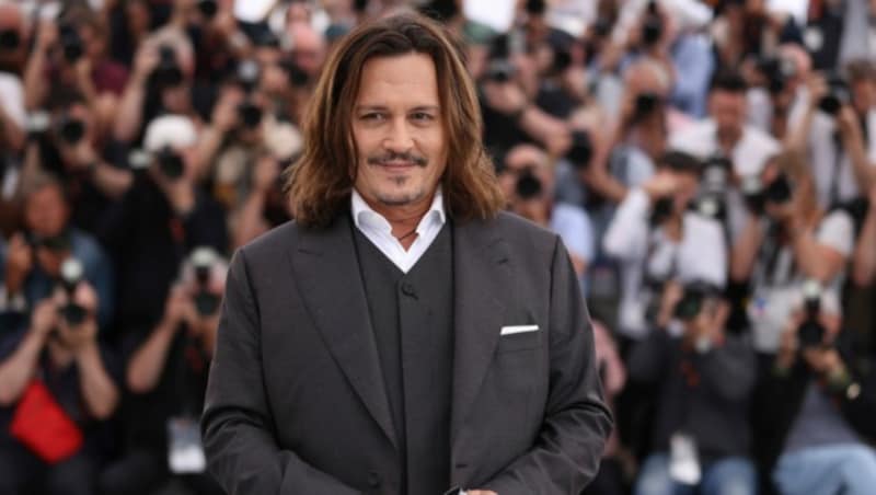 Johnny Depp bei seiner Rückkehr auf den roten Teppich bei den 76. Filmfestspielen in Cannes im vergangenen Mai. (Bild: APA/Vianney Le Caer/Invision/AP)