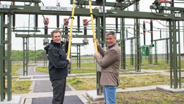 Umspannwerk geht ans Netz: EVN-Vorstandsdirektor Franz Mittermayer (li.) und Lassees Bürgermeister Roman Bobits. (Bild: Netz NÖ/Daniela Matejschek)