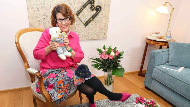 Ágnes Ottrubay mit Teddy-Bärin „Brumica“, die einst ihren Kindern gehörte. (Bild: Judt Reinhard)