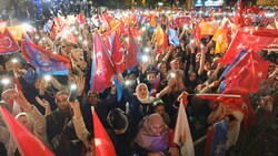 Etwa die Hälfte aller Türken stimmten bei der Wahl vergangenen Sonntag für Amtsinhaber Erdogan. In Österreich waren es 72 Prozent. (Bild: ADEM ALTAN / AFP / picturedesk.com)