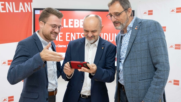 Entwickler Maric (li) präsentiert Bildungsdirektor Zitz und AK-Präsident Michalitsch die neue Software fürs Handy. (Bild: AK Burgenland)