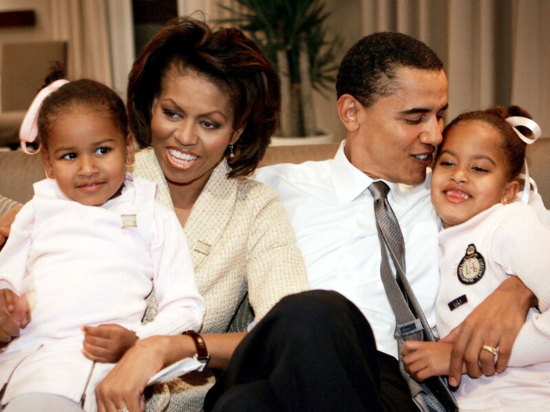 Barack Obama sitzt hier am 02. November 2004 mit seiner Frau Michelle und seinen Töchtern Sasha (L) und Malia (R) in einem Hotelzimmer, während sie auf die Ergebnisse der Präsidentschaftswahlen warten. (Bild: APA/Getty Images via AFP/GETTY IMAGES/SCOTT OLSON)