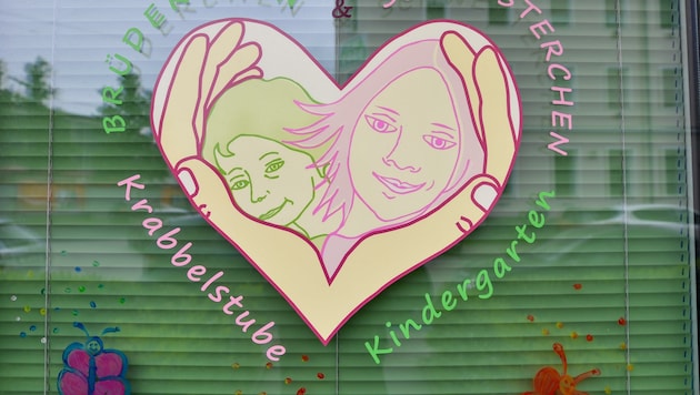 Die Jalousien der Kinderbetreuungseinrichtung „Brüderchen und Schwesterchen“ könnten bald für immer runtergelassen werden. Ende nächster Woche soll Schluss sein. (Bild: Dostal Harald)