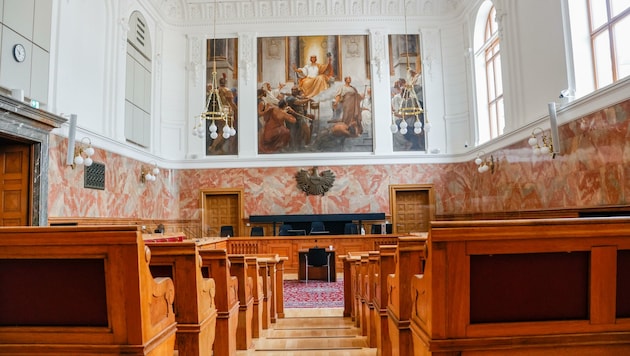 Zehn Uniformierte postierten sich im Saal 230 des Salzburger Landesgerichtes (Bild: Tschepp Markus)