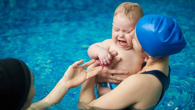 Eltern klagen über kalte Becken beim Babyschwimmen. (Bild: anatoliy_gleb - stock.adobe.com)
