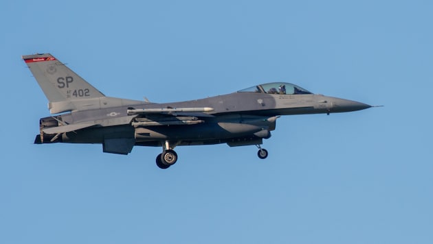 Egy F-16-os vadászgép (Bild: APA/dpa/Harald Tittel)
