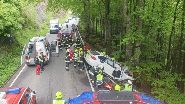 Schwerer Verkehrsunfall auf der Bleiberger Landesstraße im Villacher Ortsteil Fellach. (Bild: Hauptfeuerwache Villach)