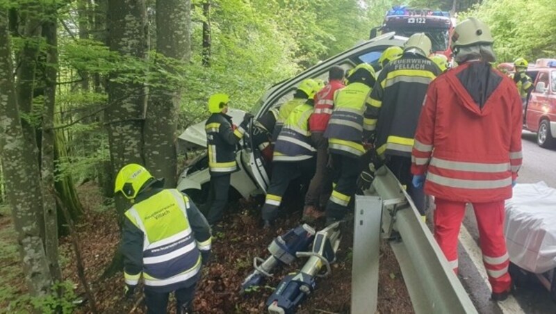 Zwischen Leitschiene und Baum blieb der Wagen hängen. (Bild: Hauptfeuerwache Villach)