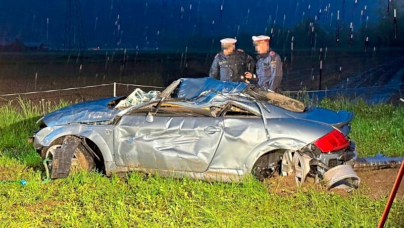 Das Wrack, das wohl mehr als eineinhalb Jahre im Inn lag. (Bild: zoom.tirol)