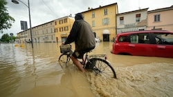 In Italien kamen neun Menschen bei Dauerregen ums Leben. (Bild: AP)