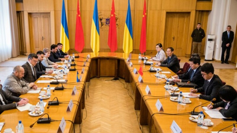 Chinesische Delegation in der Ukraine (Bild: Ukrainian Foreign Ministry Press Office/AP)