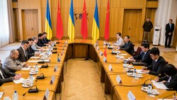 Chinesische Delegation in Kiew (Bild: Ukrainian Foreign Ministry Press Office/AP)