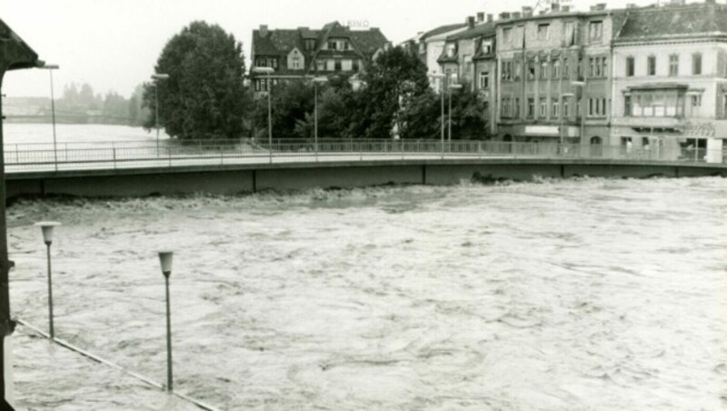 Das Hochwasser im August 1966 erreichte fast die Fahrbahn der Stadtbrücke (Bild: Museum der Stadt Villach)