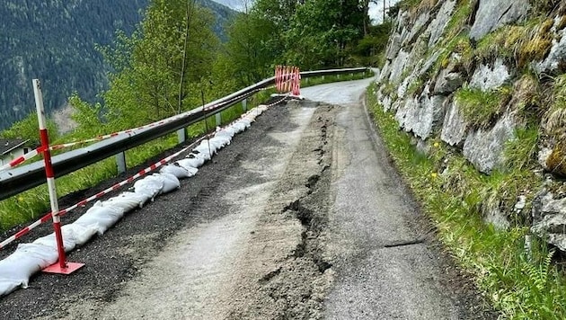 Starke Regenfälle haben dafür gesorgt, dass ein Tiroler Ortsteil wohl wochenlang von der Außenwelt abgeschnitten ist. (Bild: Gemeinde Schwendau)
