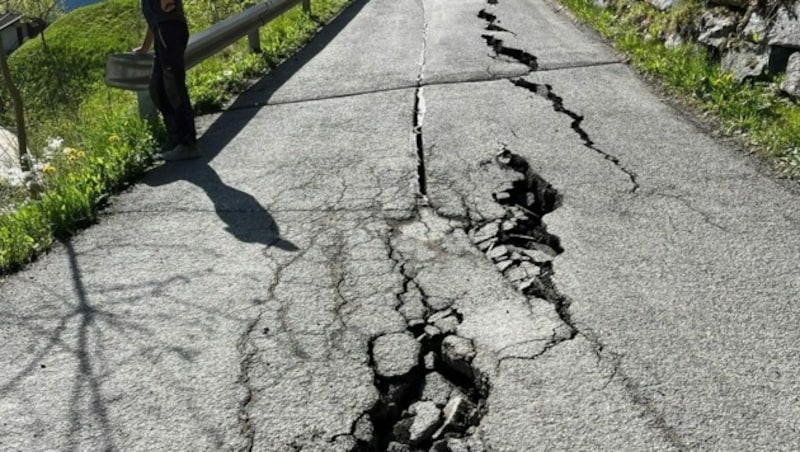 Auf der Straße, die zum Ortsteil Kleinschwendberg führt, sind große Risse entstanden. (Bild: Gemeinde Schwendau)