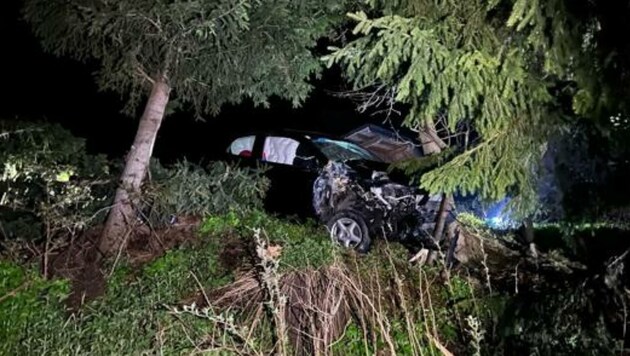 Das Fahrzeug des Einheimischen in Gries war ein Totalschaden. (Bild: ZOOM.TIROL)