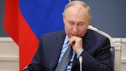 Kreml-Chef Wladimir Putin: Weil seine Prestigewaffe im Ukraine-Krieg floppt, bezichtigt er nun drei russische Wissenschaftler des Hochverrats. (Bild: AFP)
