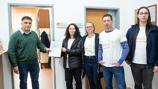 Bürger sehen Naturflächen wie Ahornwald und Generalspark in Gefahr. An Stadtamtsdirektor Andreas Nachbargauer übergaben Renate Koller, Stefan und Bettina Kerschbaum sowie Felix Koller (von links) mehr als 500 Unterschriften. (Bild: SCHINDLER KLAUS)