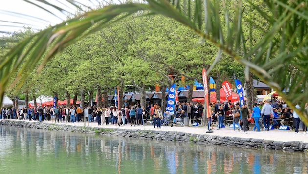 Zehntausend Besucher nutzten den Feiertag, um mit Freunden und Familie das Hafenfest in Klagenfurt zu genießen (Bild: Rojsek-Wiedergut Uta)
