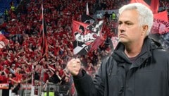 Bei den Bayer-Fans kam die „Beton-Taktik“, die Roma-Coach Jose Mourinho den EL-Finaleinzug bescherte, gar nicht gut an. (Bild: ASSOCIATED PRESS/krone.at-kreativ)