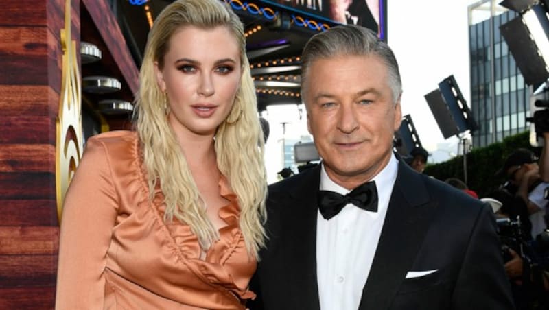 Irleand Baldwin mit Papa Alec Baldwin (Bild: APA/AFP/GETTY IMAGES/KEVORK DJANSEZIAN)