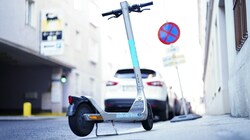 Parken am Gehsteig ist ab sofort für E-Scooter in Wien verboten. (Bild: APA/EVA MANHART)