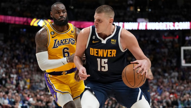 Nikola Jokic (im Bild gegen LeBron James) spielt in der NBA eine herausragende Saison. (Bild: AP Photo/Jack Dempsey)