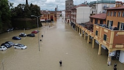 In der Stadt Lugo stehen die Straßen nach weiterhin unter Wasser. (Bild: AFP)