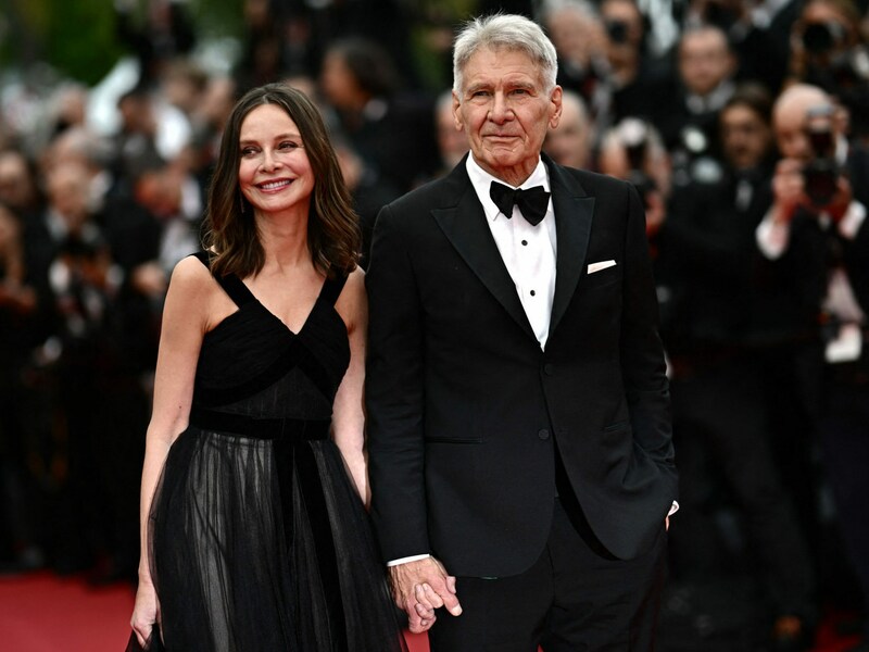 Harrison Ford mit Ehefrau Calista Flockhart auf dem roten Teppich in Cannes (Bild: APA/AFP/LOIC VENANCE)