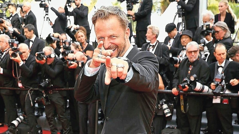 Flaşların patlaması: Philipp Hochmair geçen yıl Cannes'da zaten ilginin tadını çıkarmıştı. Dolayısıyla insanlar yeni sinema filmi için gözle görülür bir heyecan duyuyor. (Bild: www.VIENNAREPORT.at)