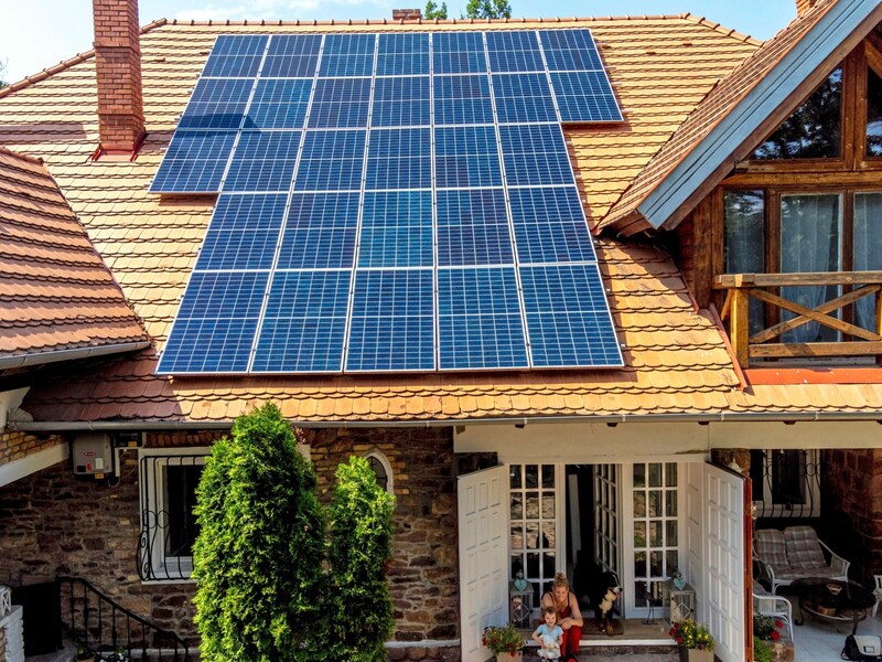 Mit einer unserer PV-Anlagen lässt sich die Kraft der Sonne optimal vom Himmel holen - damit ist erneuerbare Energieunabhängigkeit garantiert. (Bild: Imre Antal)