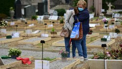 Zwei Frauen trauern im italienischen Bergamo um Angehörige. (Bild: AFP)