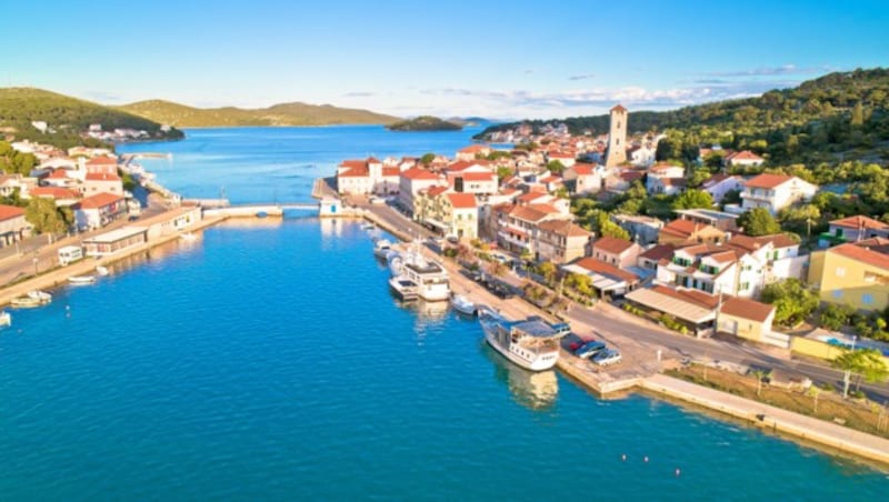 Der malerische Urlaubsort Tisno befindet sich rund 25 Kilometer von Sibenik entfernt. (Bild: Shutterstock)